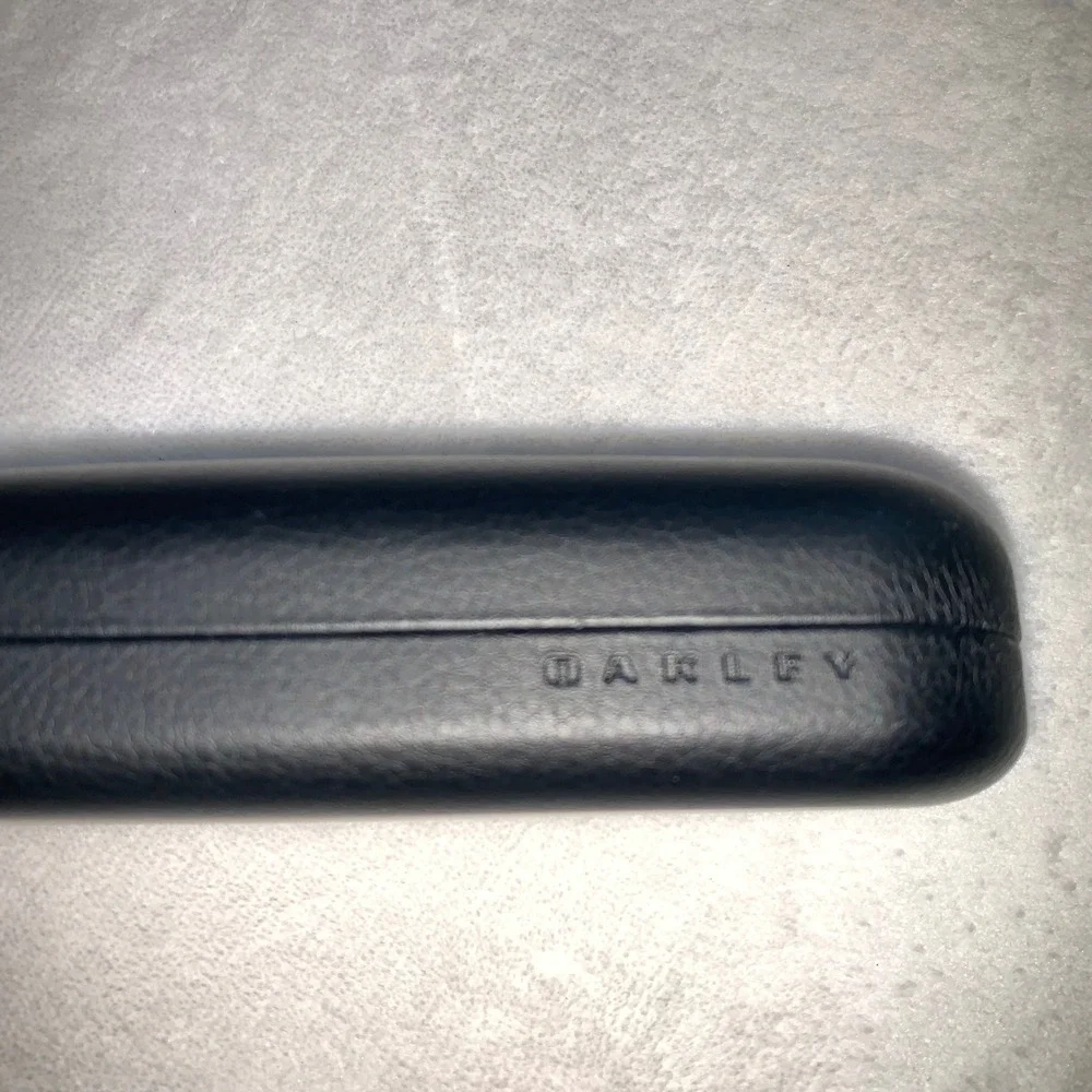 Oakley‎ black clam shell sunglass case